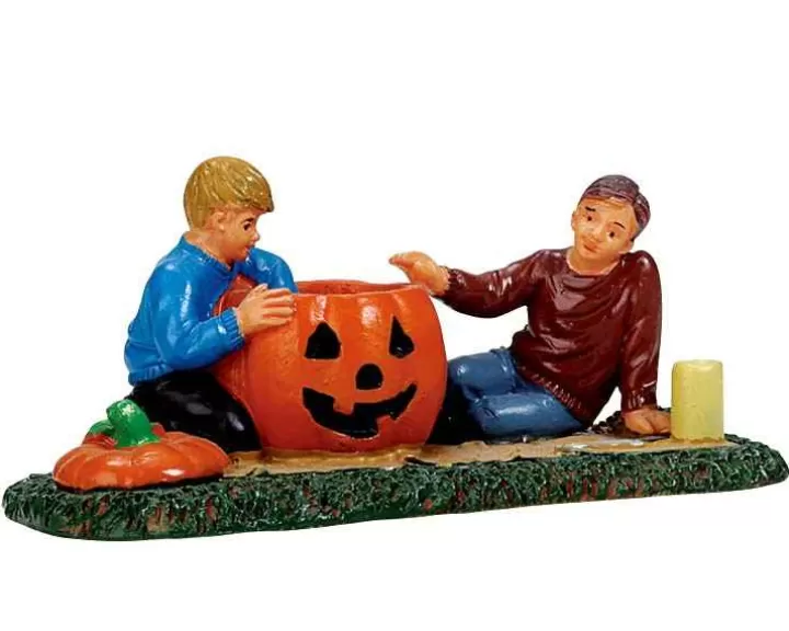 Lemax 72487 - Pumpkin Carving - Spooky Town Figurines